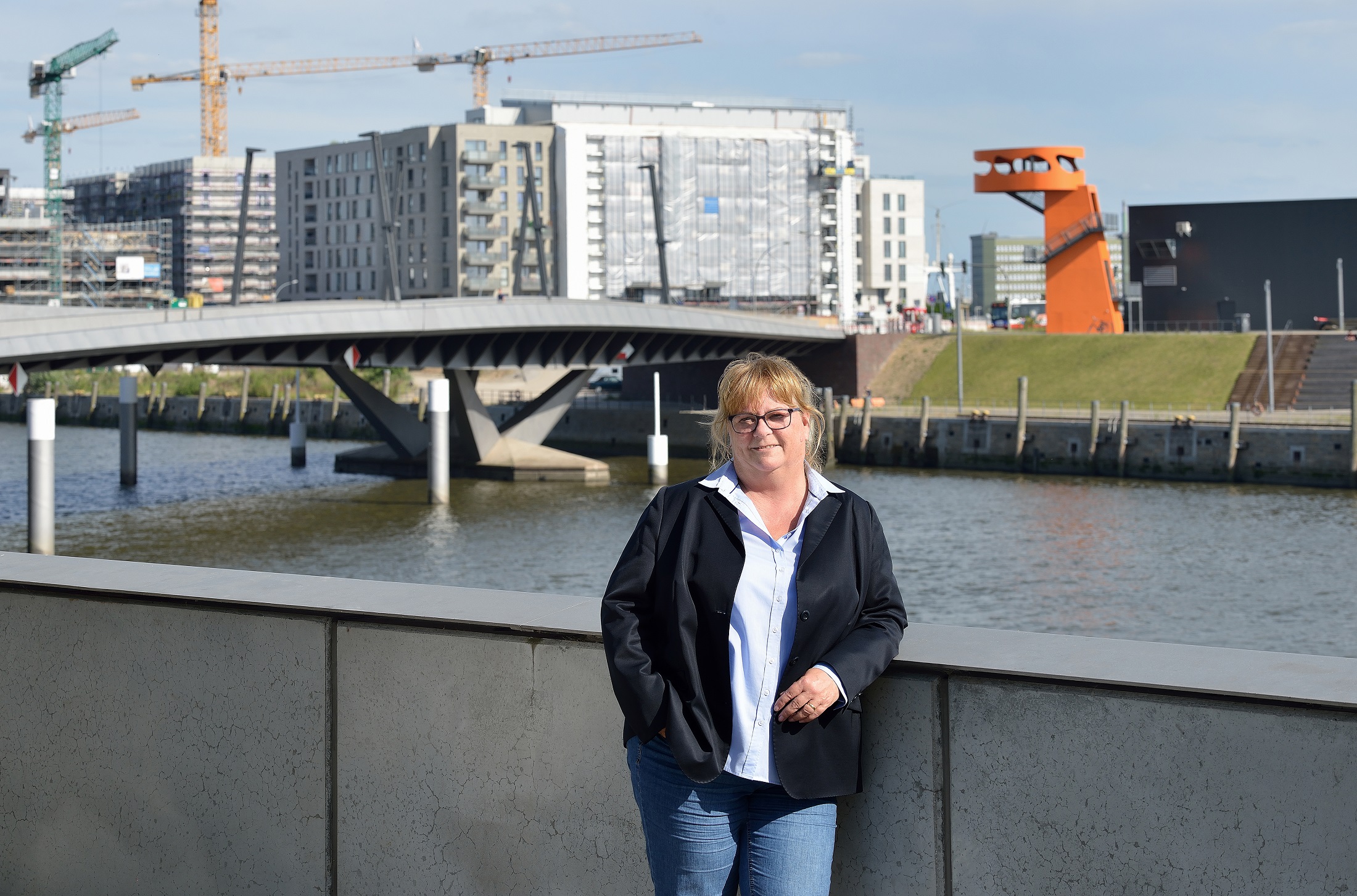 Silvia Nitsche-Martens, Aufsichtsratsvorsitzende der altoba, vor der Baustelle Baakenhafen in der HafenCity im Sommer 2020
