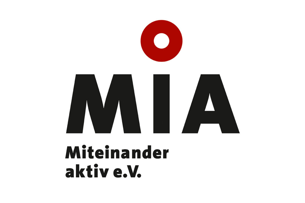 Logo mit dem Schriftzug „MIA Miteinander aktiv e.V.“ in schwarzer Schrift auf weißem Hintergrund, darüber ein roter Kreis mit weißer Mitte.